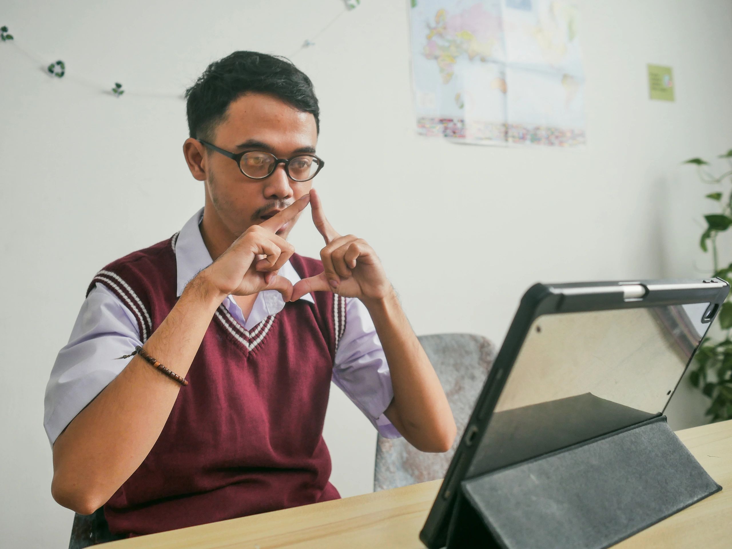 Burmese teacher classroom online